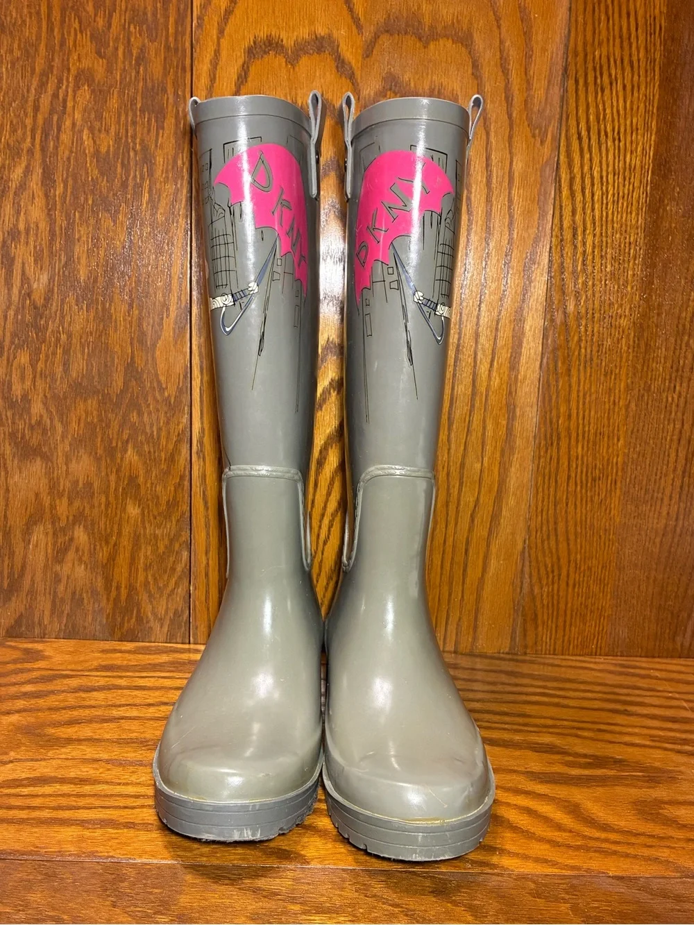 DKNY RAIN Graphic Gray Rubber Rain Boots Waterproof Pink Accent Women’s 8